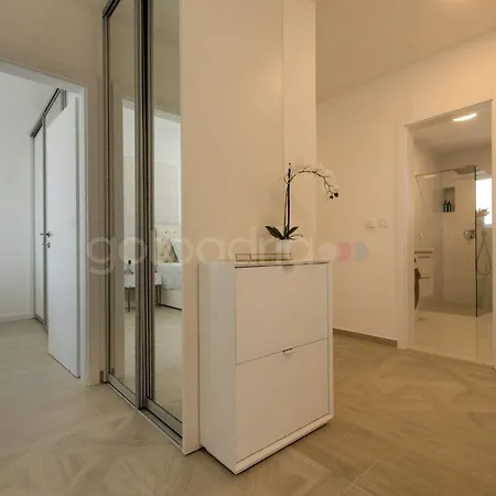 Smaragd - Opal - Luxury With Shared Pool And Private Hot Tub Makarska