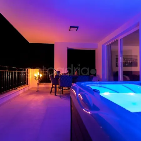 Apartment Smaragd - Opal - Luxury With Shared Pool And Private Hot Tub