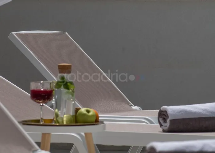 Smaragd - Opal - Luxury With Shared Pool And Private Hot Tub Apartamento Makarska