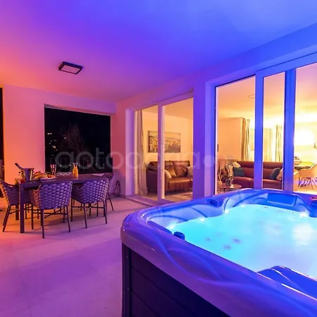 Smaragd - Opal - Luxury With Shared Pool And Private Hot Tub Apartment Makarska