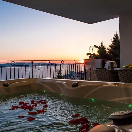 Smaragd - Opal - Luxury With Shared Pool And Private Hot Tub Apartman Makarska