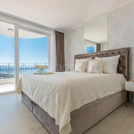 Apartman Smaragd - Opal - Luxury With Shared Pool And Private Hot Tub Makarska