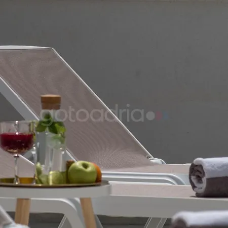 Smaragd - Opal - Luxury With Shared Pool And Private Hot Tub Apartament Makarska
