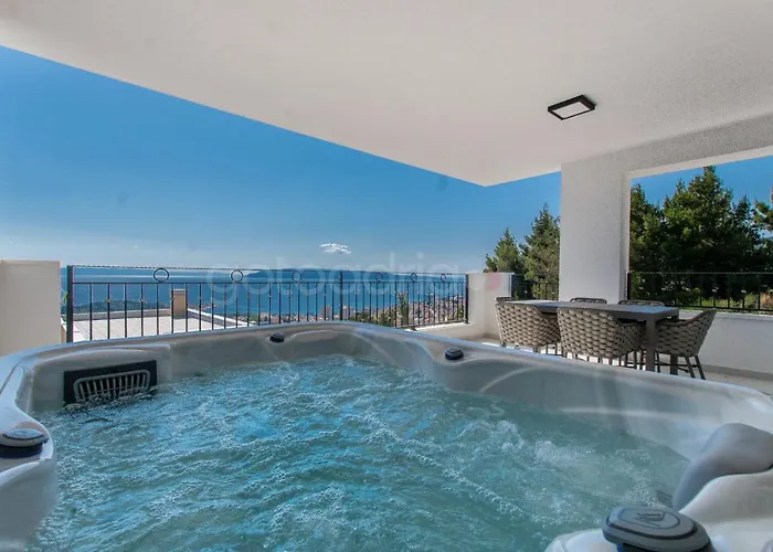 Smaragd - Opal - Luxury With Shared Pool And Private Hot Tub Makarska
