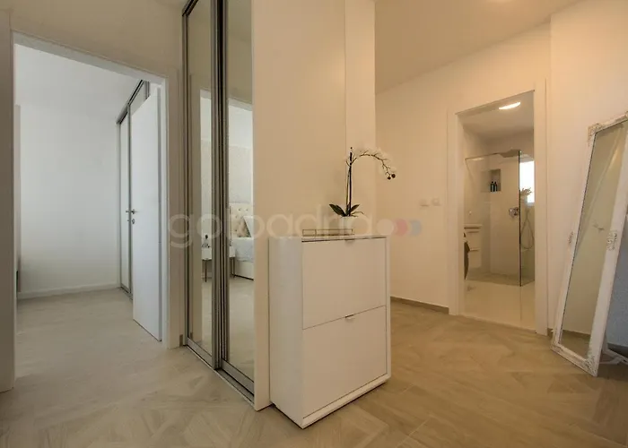 Smaragd - Opal - Luxury With Shared Pool And Private Hot Tub Makarska