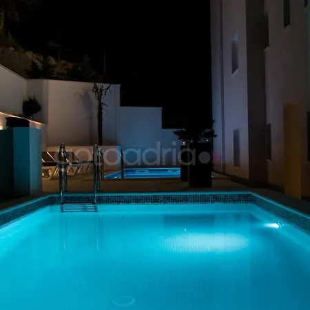 Smaragd - Opal - Luxury With Shared Pool And Private Hot Tub Lägenhet Makarska
