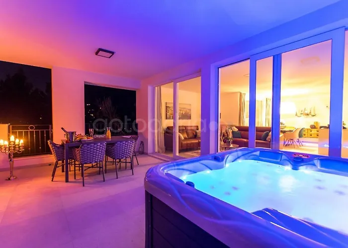 Smaragd - Opal - Luxury With Shared Pool And Private Hot Tub Апартаменти Макарська