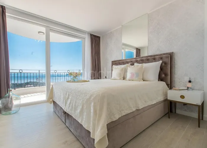 Апартаменти Smaragd - Opal - Luxury With Shared Pool And Private Hot Tub Макарська